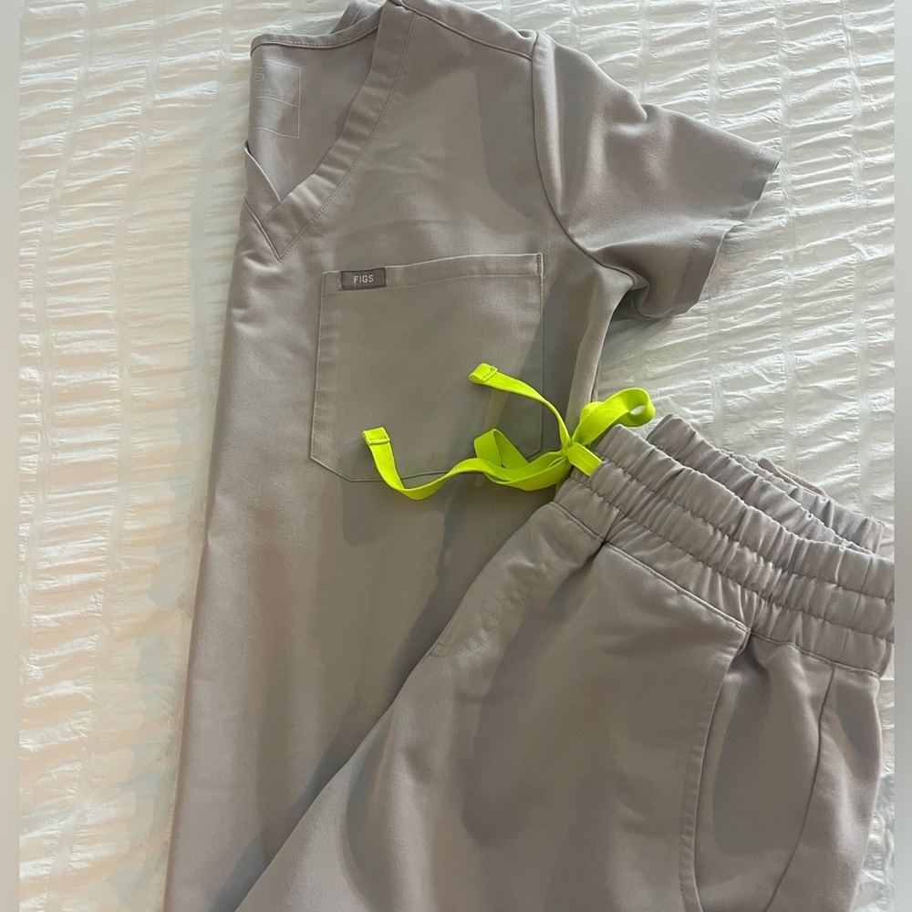 FIGS XS one pocket top and jogger set- slate gray (beige)